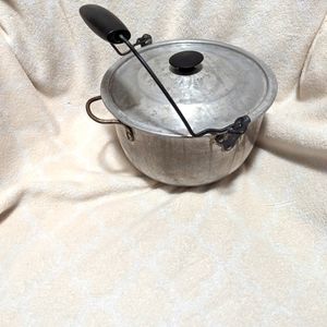 Vintage Supreme Aluminum 8 Pint Stock Pot with Lid. Bakelite handle .